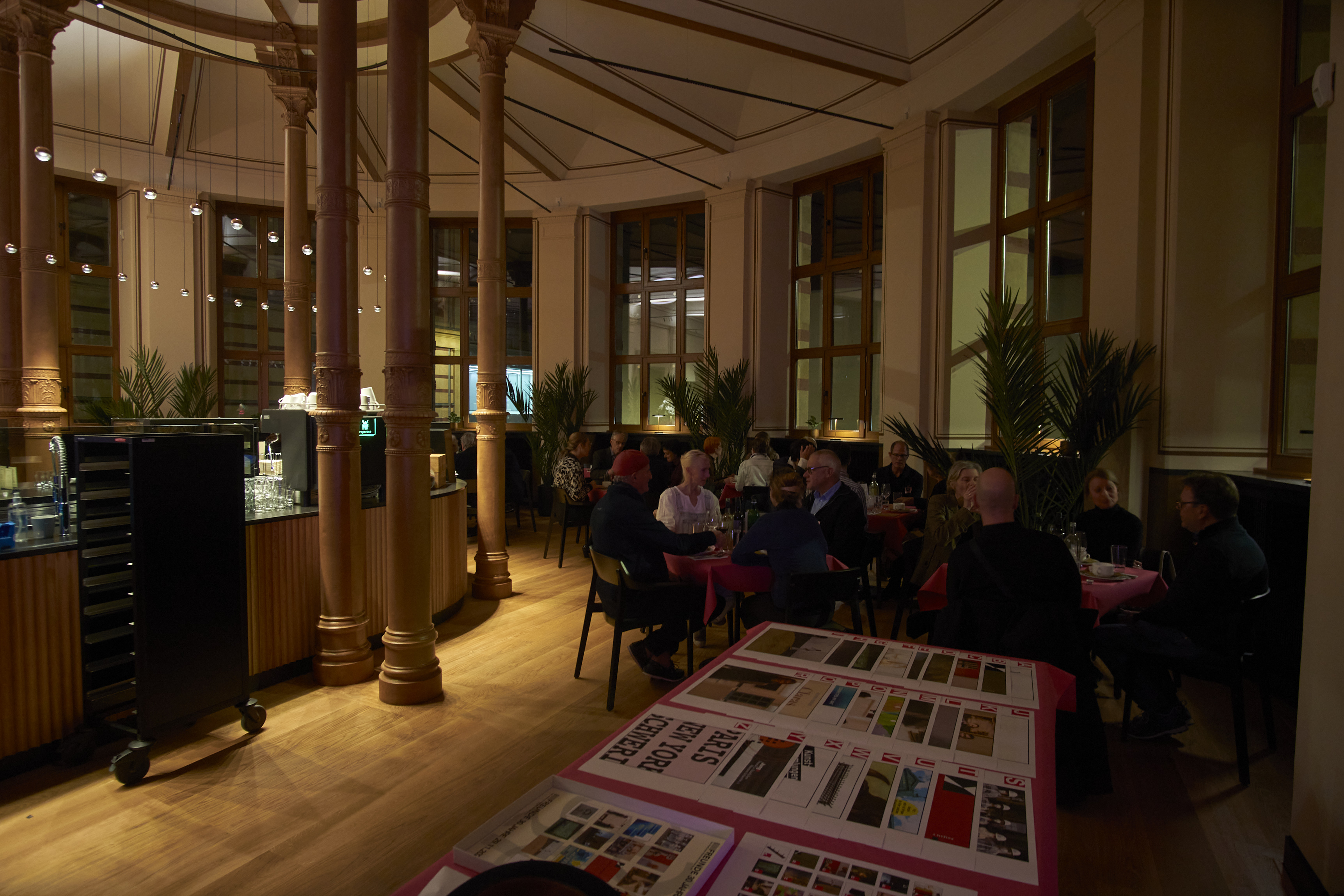 Feiern im neuen Café mit dem FREUNDE-Bingo